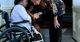 Toeti Heraty Noerhadi saat dikunjungi Presiden Jokowi (pikiran-rakyat.com)