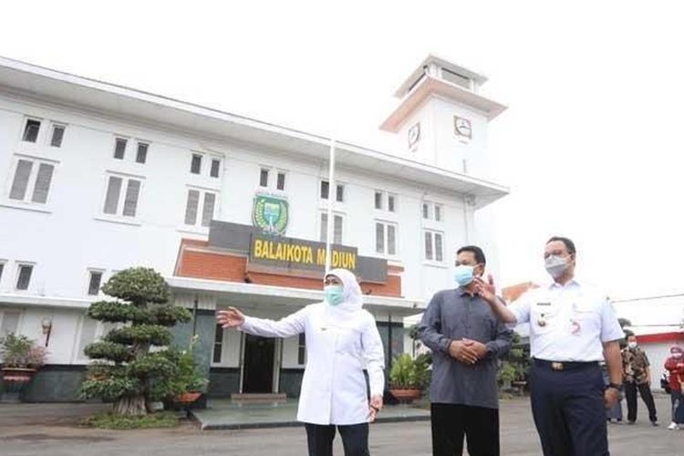 Anies Baswedan di Madiun Jatim, didampingi Gubernur Khofifah Indar Parawansa, 25/4/2021 (kompas.com/ Fatimatuz Zahro).