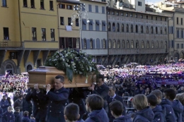Pemakaman Davide Astori diantar tifosi Fiorentina. (dok:AP/Alessandra Tarantino)