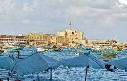 Ilustrasi Benteng Qaitbay dilihat dari jalan raya. Dokpri