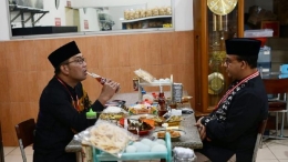 Gubernur Jabar Ridwan Kamil bersama Gubernur DKI di sebuah warung makan di Sumedang, 11/6/2021 (detik.com).