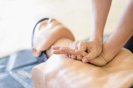 Melakukan CPR atau resusitasi jantung paru adalah langkah krusial dalam menyelamatkan nyawa seseorang (SHUTTERSTOCK via kompas.com)