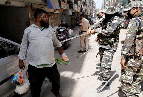 Aparat keamanan India menindak warga yang melanggar ketentuam lockdown, sumber foto : Reuters via kumparan.com 26/3/2020