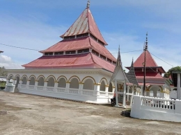 Masjid Raya Lubuk Bareh, salah satu masjid tertua di Padang Pariaman. Di samping untuk beribadah, masjid ini juga berfungsi untuk mengajari akhlak dan moral masyarakat, sekaligus tempat mengaji bagi anak-anak. ( foto dok facebook uncu anas)