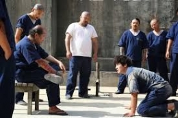 Kwoon Yoo malang tertindas di penjara (sumber gambar : fitrotulaini.com)