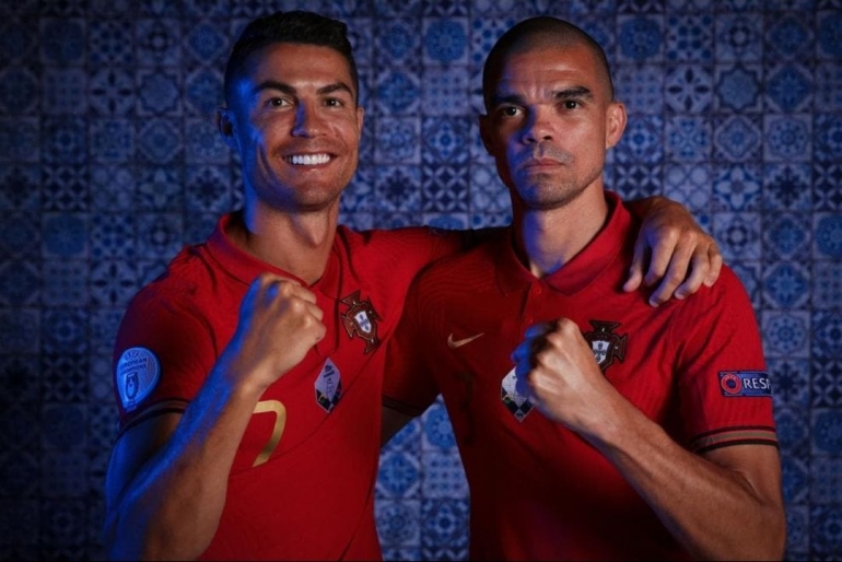  Cristiano Ronaldo dan Pepe dengan kostum timnas Portugal. Sumber: UEFA