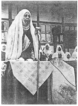 Rahmah EL-Yunusiyyah di hadapan anak didiknya setiba dari Timur Tengah (1957). Sumber Foto: Rahmah El-Yunusiyyah dalam Arus Sejarah Indonesia (2021, hlm. 217)