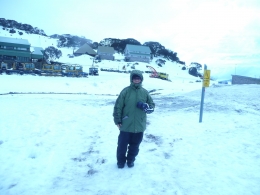 berdiri di salju membelakangi tempat pakir kendaraan(dok pribadi)