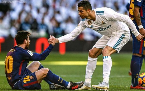 Cristiano Ronaldo menolong Lionel Messi dalam momen partai el clasico antara Real Madrid dan Barcelona. (twitter.com/ESPNFC via sportfeat.bolasport.com)