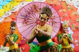 Payung geulis sebagai simbol mojang Tasikmalaya. Sumber: goodnewsfromindonesia.id