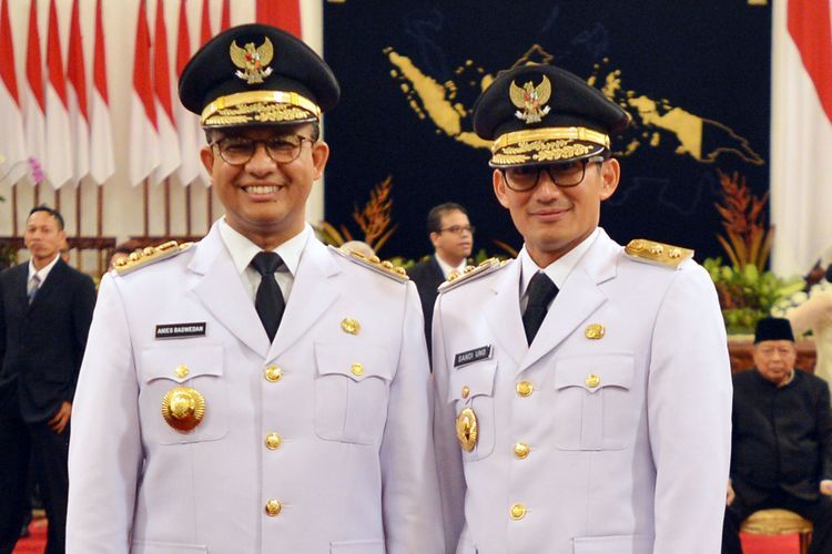 Pasangan Anies-Sandi setelah dilantik sebagai Gubernur dan Wakil Gubernur DKI Jakarta tahun 2017 lalu (sumber : kompas.com)