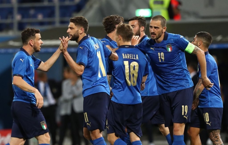Timnas Italia 2021 dengan seragam biru. (Do. Twitter/azzurri)
