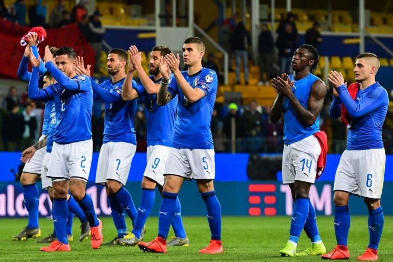 Pemain-pemain Gli Azzurri dgn kostum birunya. Sumber: www.worldsoccer.com