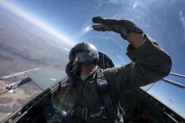 Pilot dengan sabuk pengaman bahu di F-16 | MASTER SGT. JEFFREY ALLEN/ USAF/ Public domain