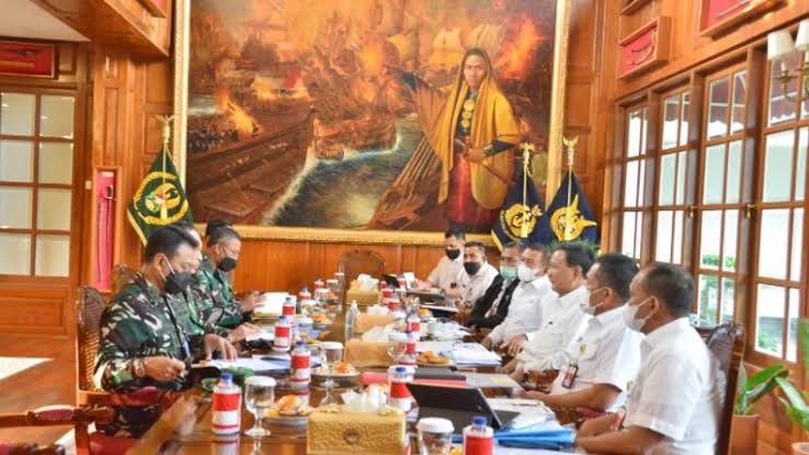 Prabowo Subianto rapat, dilatarbelakangi lukisan Laksamana Malahayati (inews.id)