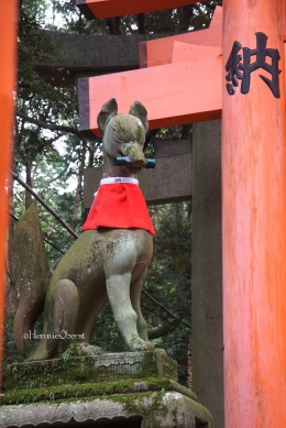 Patung rubah di kuil Fushimi Inari | foto: HennieTriana