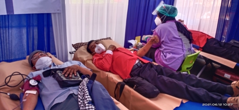 Peserta donor darah rela menyumbangkan darah,  Balai kota Malang Sabtu 12/6/2021 (doc.pri)