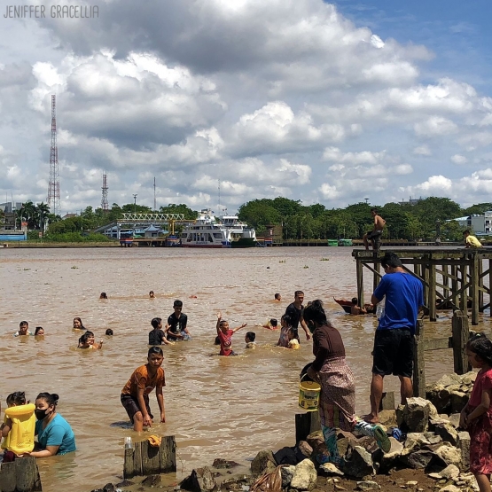 Tradisi mandi tengah hari di tepian Sungai Kapuas yang tidak seramai dulu lagi (14/06/21) | Foto milik pribadi