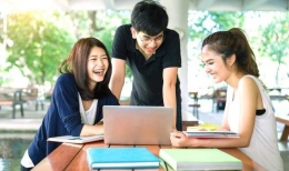 Kebahagiaan calon mahasiswa yang lulus sbmptn dengan menurunkan gengsi pilihan perguruan tinggi (foto dari kalderanews.com)