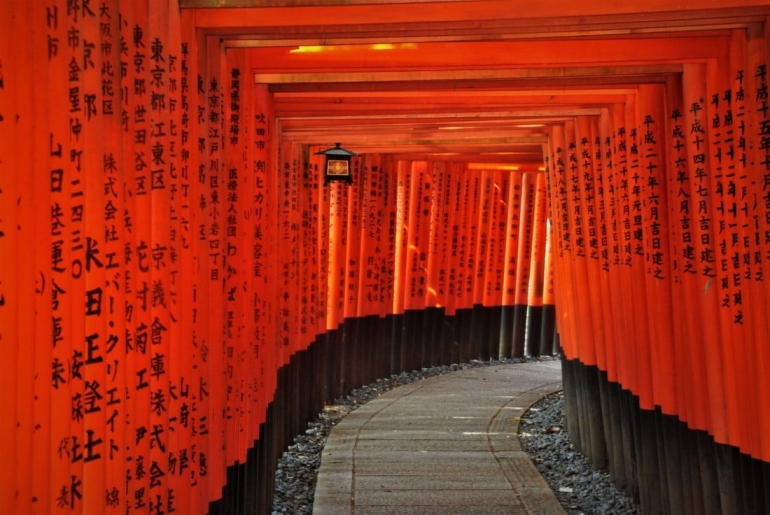 Fushimi Inari Taisha, pesona kuil Shinto 1000 torii | foto: Stefan K/unsplash