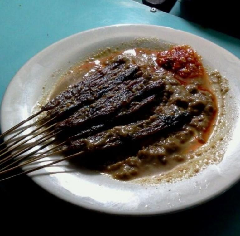 Sate kalong yang dihidangkan tipis-tipis dengan saos kacang yang nikmat (Kompasiana/Dok. Pribadi Bens)