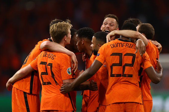 Selebrasi para pemain Timnas Belanda saat berhasil menang atas Ukraina dalam pertandingan Grup C Euro 2020 (Foto: Twitter Euro 2020).