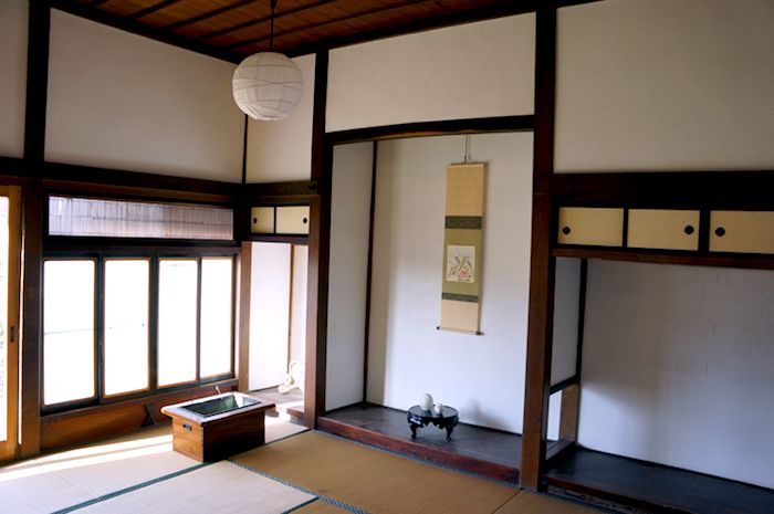 Tokonoma dalam sebuah Rumah Bergaya Jepang Kuno di Azumino, Nagano, Jepang, sumber: https://www.patternz.jp/tokonoma-japanese-alcove-design-styles/