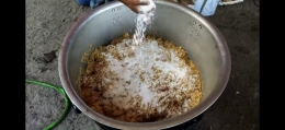Campuran ayam dengan bawang, jahe, dan garam yang halus (Youtube Indian Food Vlogs)