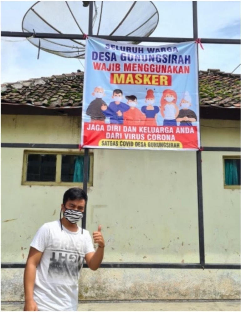 Gambar 3.. Pemasangan Poster Mengenai Pentingnya Penggunaan Masker-dokpri