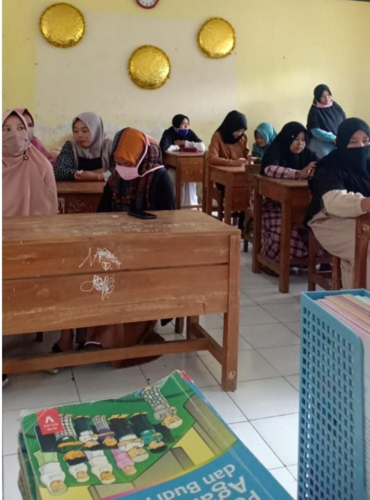 Gambar 2. Penyuluhan Mengenai Kendala Pembelajaran Daring Saat Pandemi dengan Orang Tua Siswa-dokpri