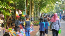 Para pedagang yang berjualan di trotoar area Taman Pemkot Cimahi (Sumber: J.Haryadi)