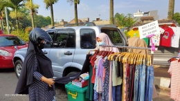 Penjual daari kalangan kelas ekonomi menengah yang menjual pakaian dagangannya tak jauh dari mobilnya (Sumber: J.Haryadi) 