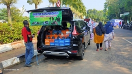 Sebuah mobil mini bus yang dipakai berjualan sepatu oleh pemiliknya (Sumber: J.Haryadi)