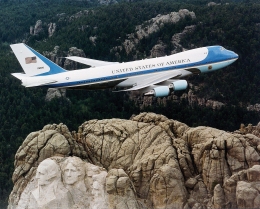 Boeing 747-200B  Air Force One. Sumber gambar: U.S. Air Force/wikimedia.org