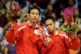 Ganda putra Indonesia, Hendra Setiawan (kiri) dan Markis Kido (kanan), ketika meraih medali emas Olimpiade Beijing 2008.(AFP/ GOH CHAI HIN dipublikasikan kompas.com)