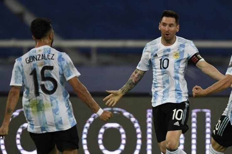 Messi merayakan gol tendangan bebasnya ke gawang Chile. Sumber foto: AFP/Mauro Pimentel via Kompas.com