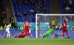 Ugurkan Cakir Kiper Turki harus menerima gawangnya kebobolan tiga gol saat lawan Italia. Sumber : UEFA EURO