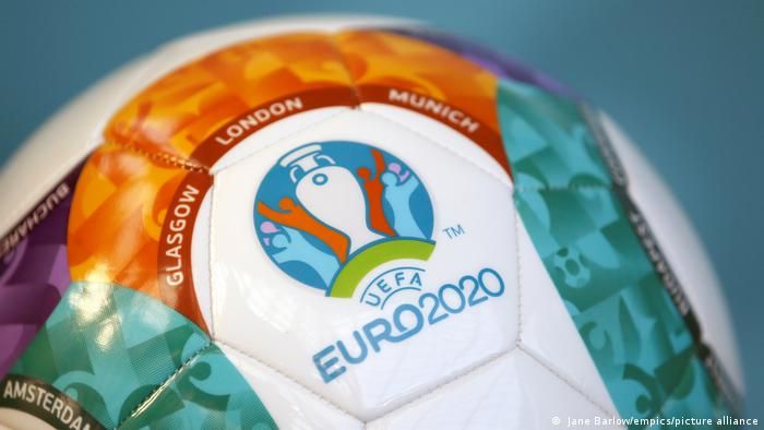 Menikmati gelaran EURO 2020 bukan berarti mengabaikan pekerjaan atau sebaliknya | Sumber gambar : www.dw.com