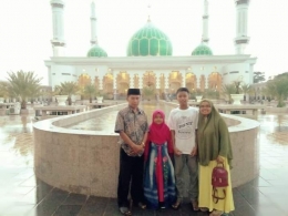 Amrizal Tuanku Sumaniak foto bersama keluarganya di Masjid Agung Madani Pasir Pangaraian, Riau. (foto dok facebook tengku amrizsl)