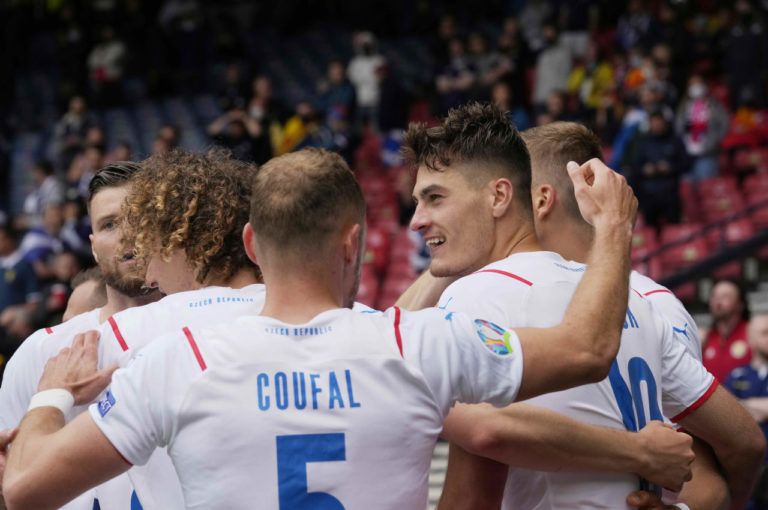 Pemain Republik Ceko merayakan gol ke gawang Skotlandia. (via football-italia.net)