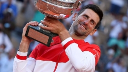 Novak Djokovic dengan ropi terakhirnya the Roland Garros trophy. Photo: Getty images