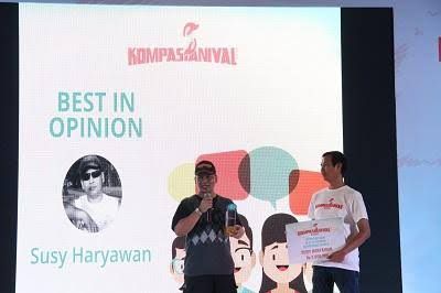 Susy Haryawan saat dipanggung Kompasianival 2016 menerima penghargaan. Sumber gambar ; kompasiana.com