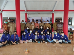 Foto Bersama Pembukaan KKN Semester Antara 2020/2021 UM di Desa Tlogosari, Donomulyo, Malang Dengan Seluruh Perangkat Desa