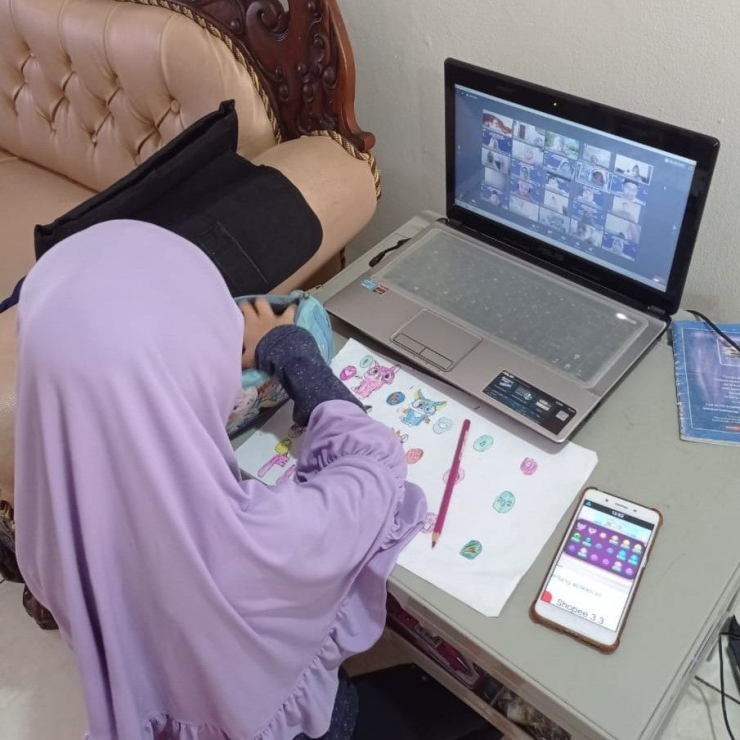 Ayesha Deandra Shafiyya, kelas II MI Pembangunan UIN Syarif Hidayatullah, Jakarta, saat mengerjakan tugas dibimbing guru secara online. | Dokpri