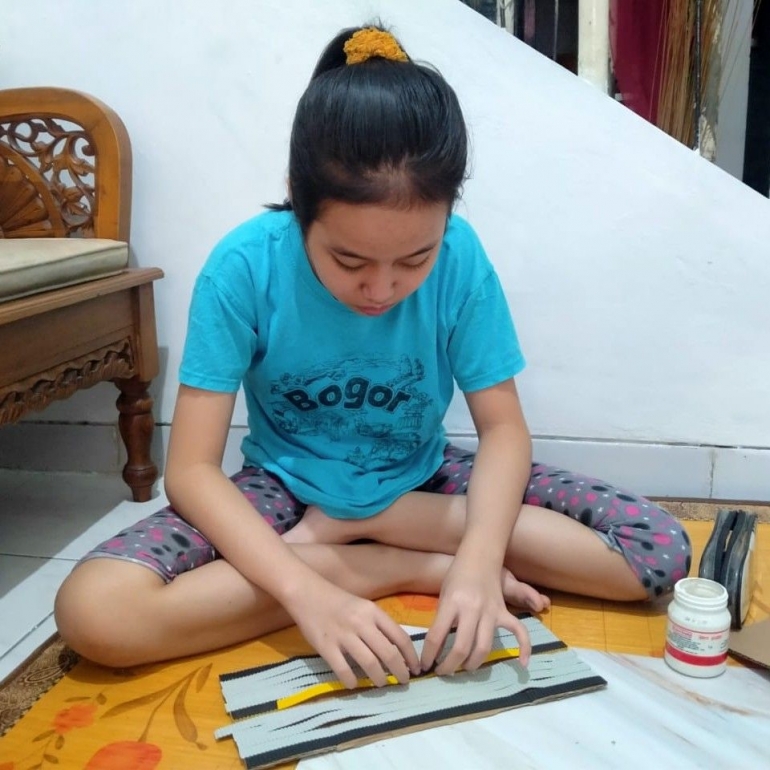 Aqilamaya Widya, kelas VII SMPN 7, Bogor, mengerjakan tugas yang diberikan gurunya melalui pesan WhatsApp. | Dokpri