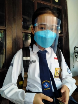 Aqilamaya Widya, kelas VII SMPN 7, Bogor, saat akan berangkat mengikuti simulasi kegiatan belajar tatap muka 1 hari di sekolah (14/6/2021).| Dokpri