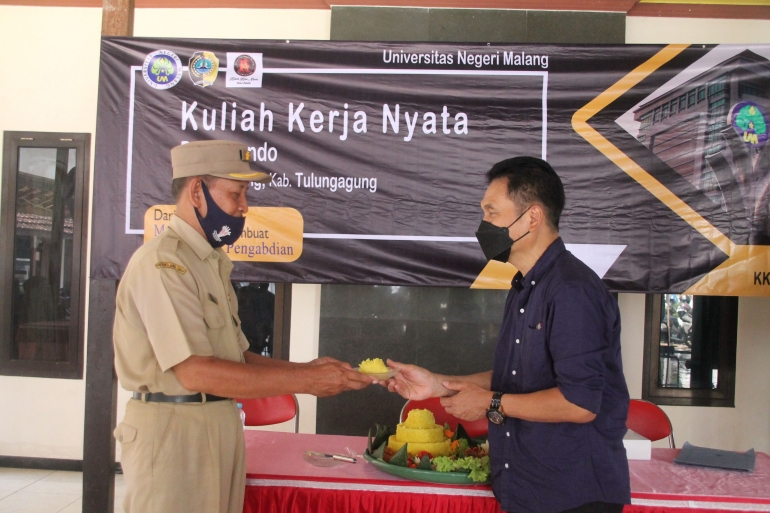 Pemotongan Tumpeng sebagai Simbol Pembukaan KKN / dokpri