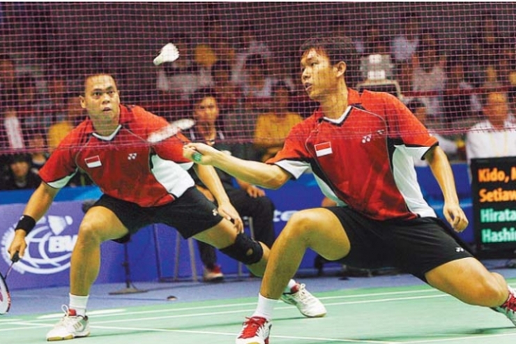 Pasangan ganda putra Indonesia, Markis Kido/Hendra Setiawan, saat bertanding melawan Jepang pada Piala Sudirman 2009.(KOMPAS/AGUS SUSANTO) 