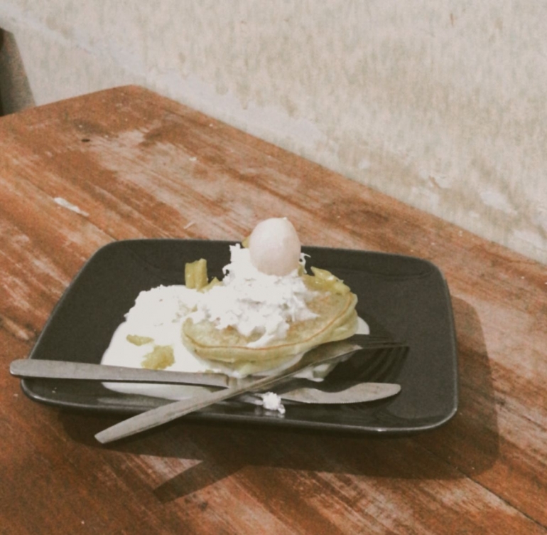 Gambar 1.2. Pancake with coconut cheesecake, lychee, and jackfruit. Sumber: Dokumentasi pribadi.
