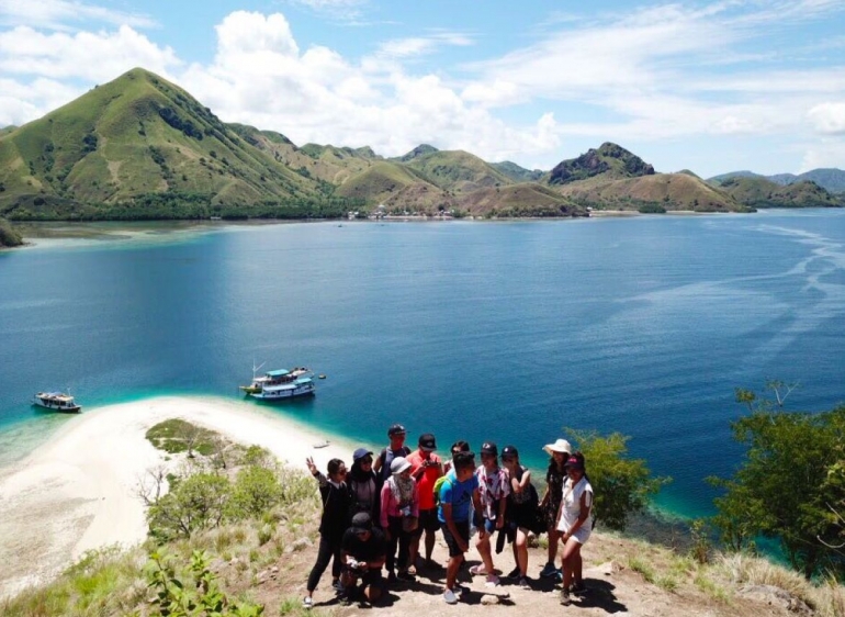 Bersama grup Open Trip di Pulau Kelor (Dokumentasi pribadi)